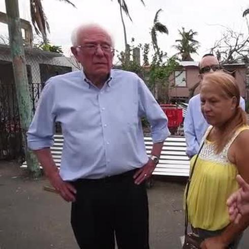 Bernie Sanders visita el sector La Playita en San Juan