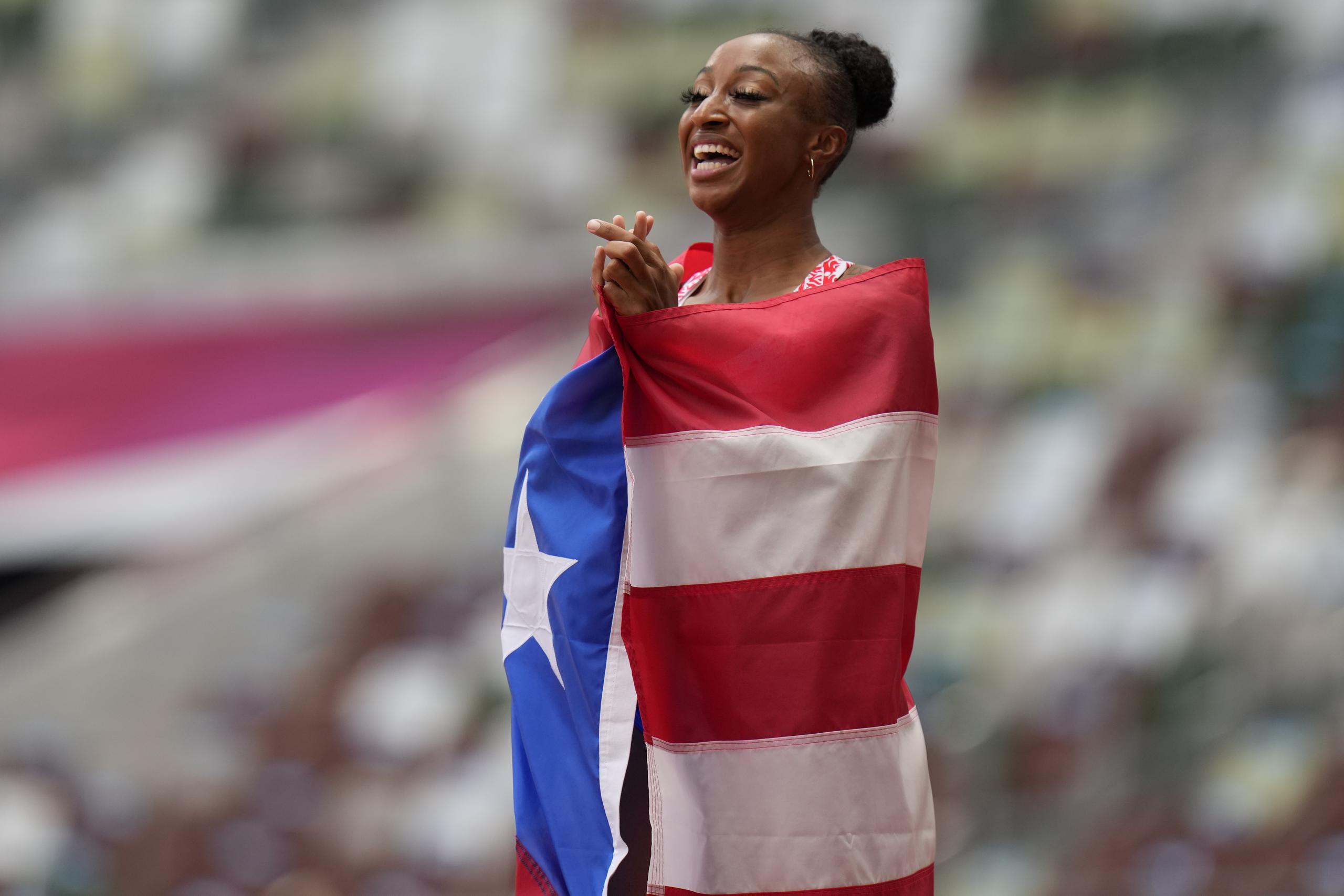 La puertorriqueña Jasmine Camacho-Quinn es auspiciada por la Junta de Atleta a Tiempo Completo, programa adscrito al Departamento de Recreación y Deportes.