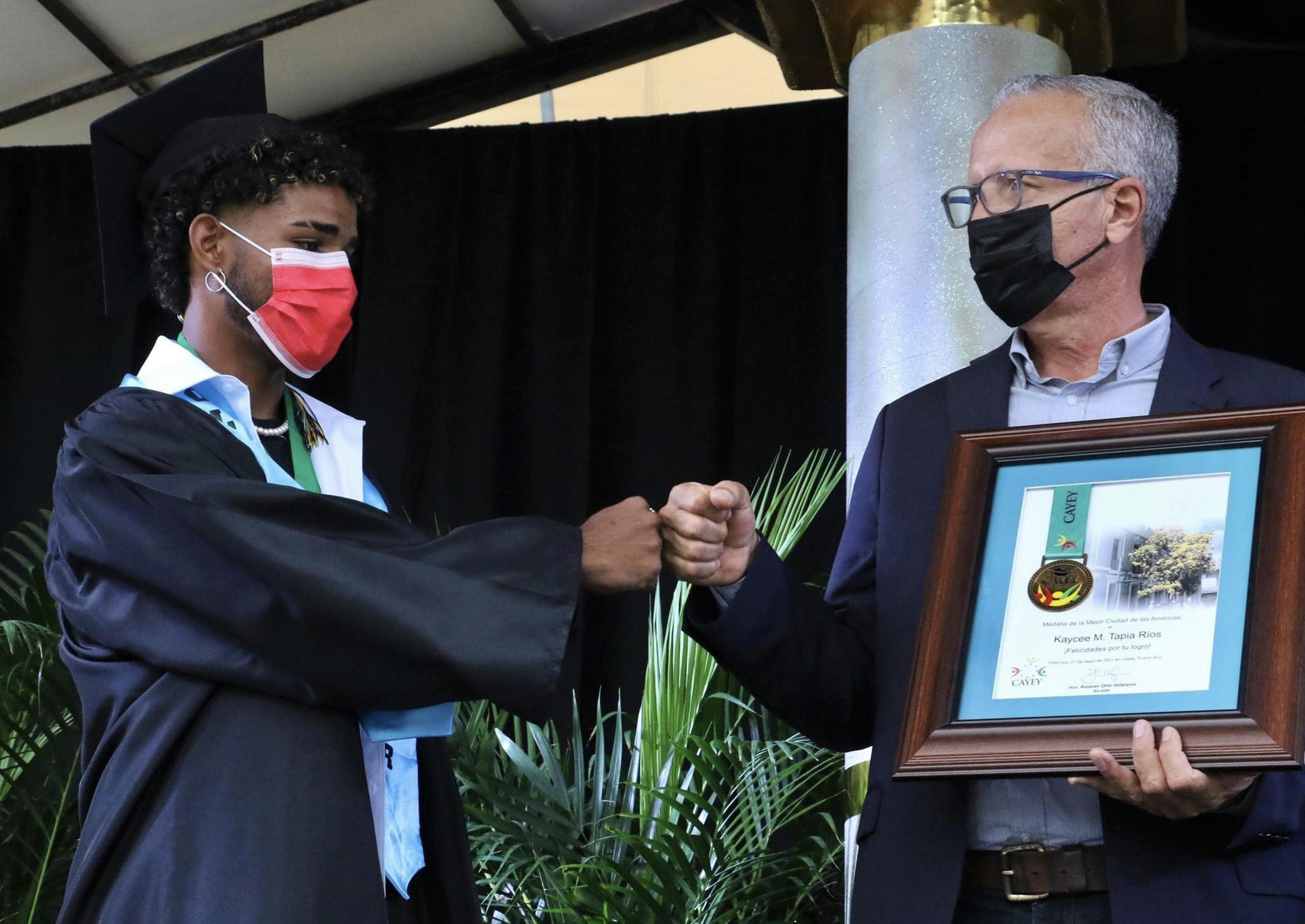 El alcalde Rolando Ortiz junto a un graduado.