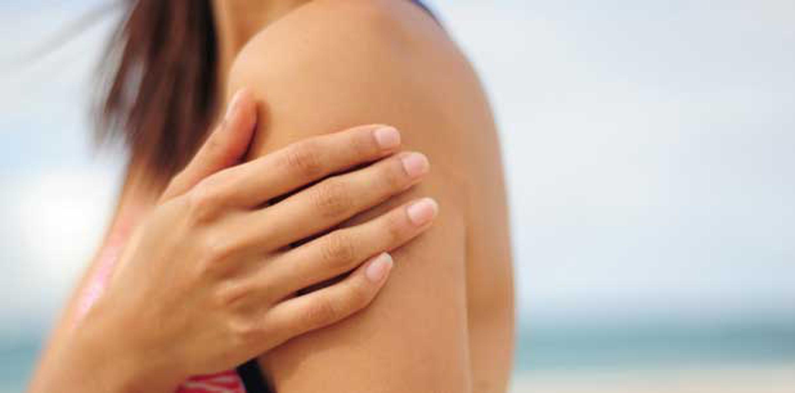 Para reducir tu riesgo de desarrollar este tipo de cáncer es fundamental proteger tu piel de los rayos del sol y en especial, evitar los salones de bronceado. (Archivo)