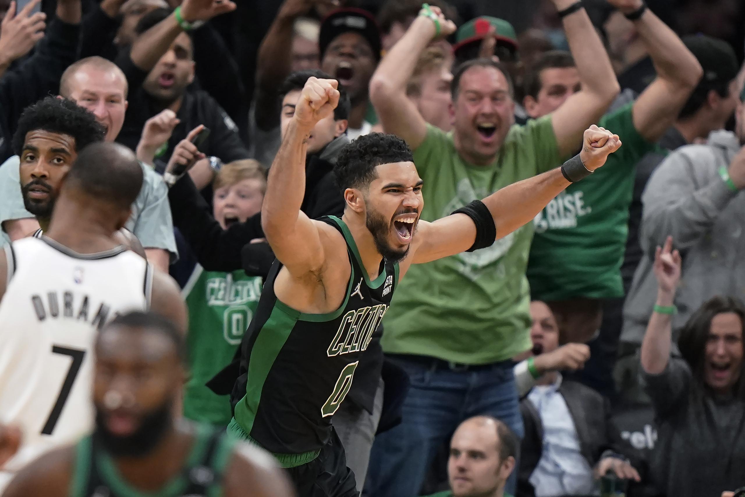Jayson Tatum celebra el triunfo de los Celtics en el inicio de la postemporada.
