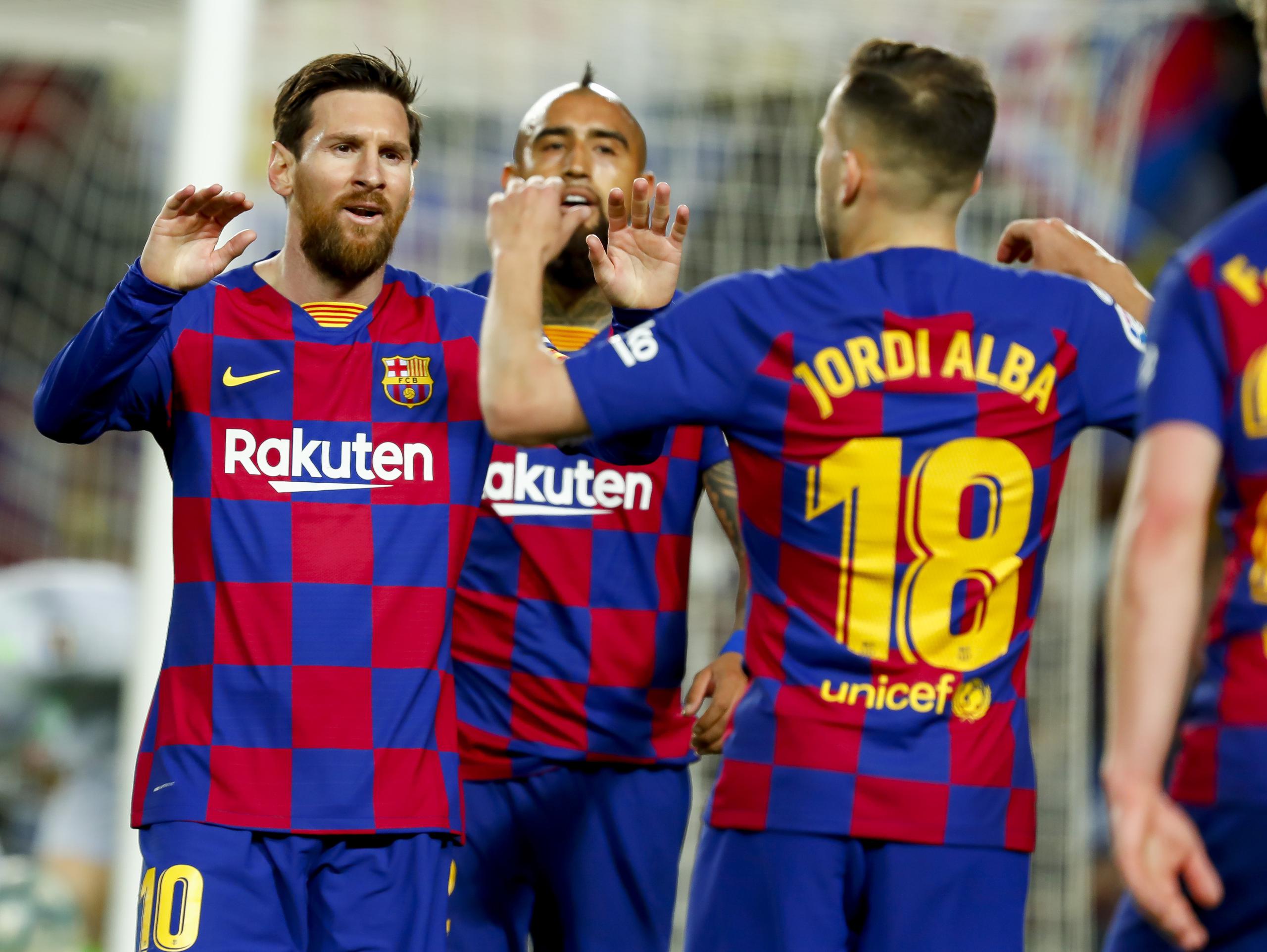 Jordi Alba (derecha) del Barcelona festeja con su compañero Lionel Messi antes que un gol que había anotado fuera anulado por el VAR en el partido contra la Real Sociedad, el sábado 7 de marzo de 2020.