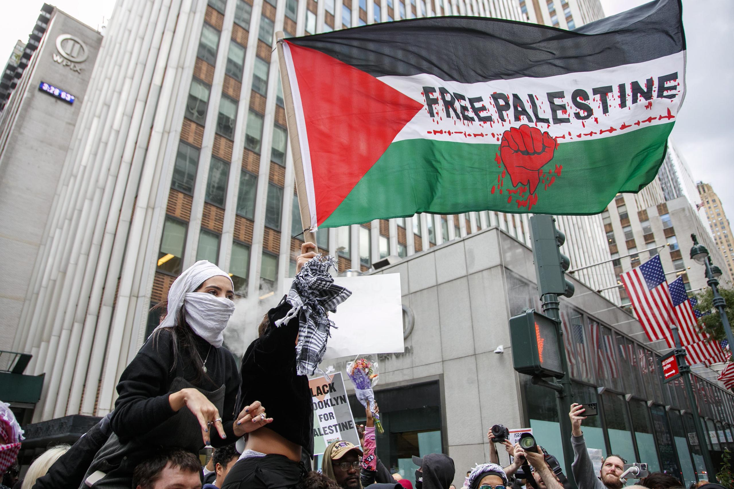 La Policía de Atlanta indicó que había una bandera de Palestina en la protesta donde una persona intentó inmolarse.