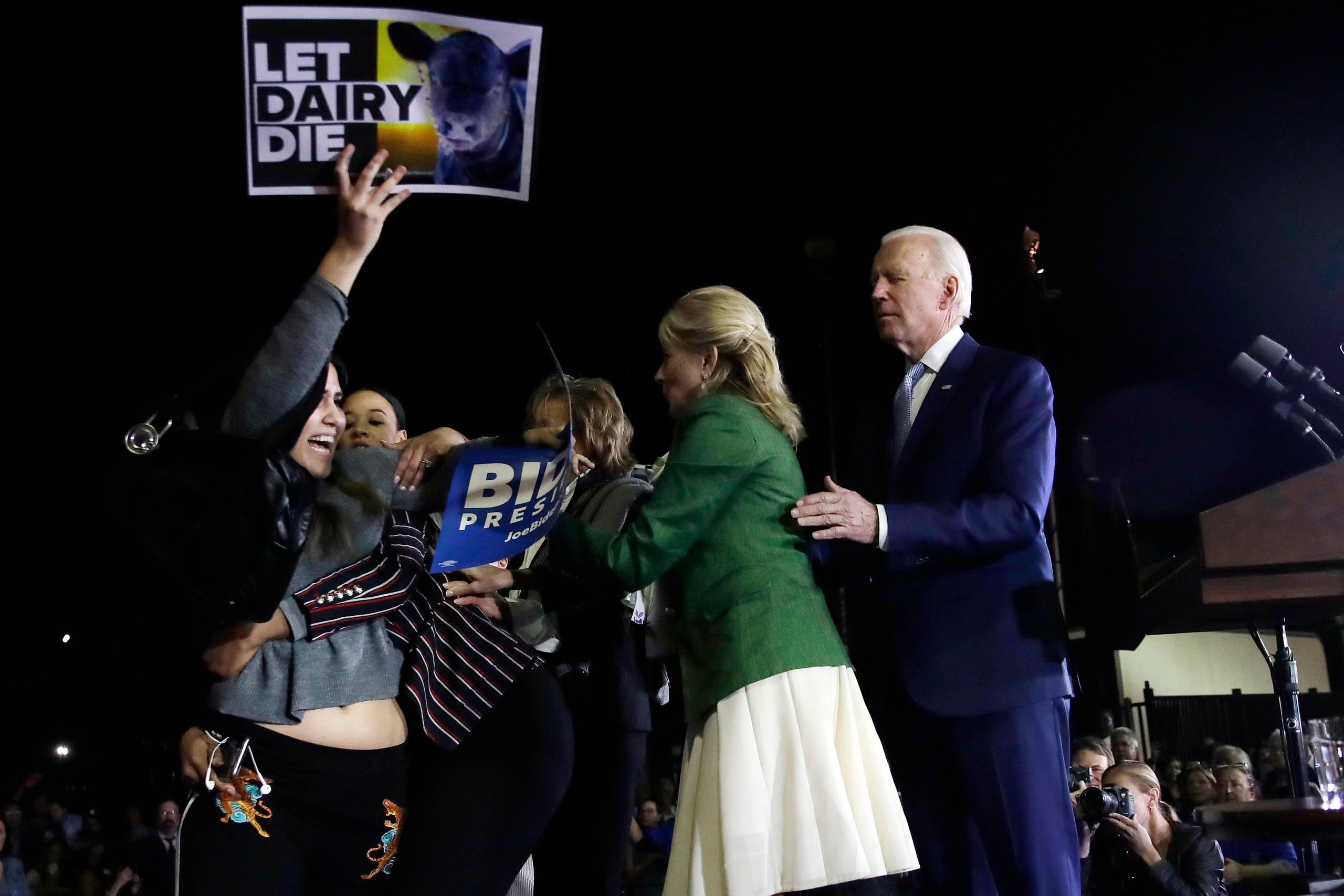 Jill Biden protegió a su esposo, el precandidato a la presidencia de Estados Unidos de una manifestante.