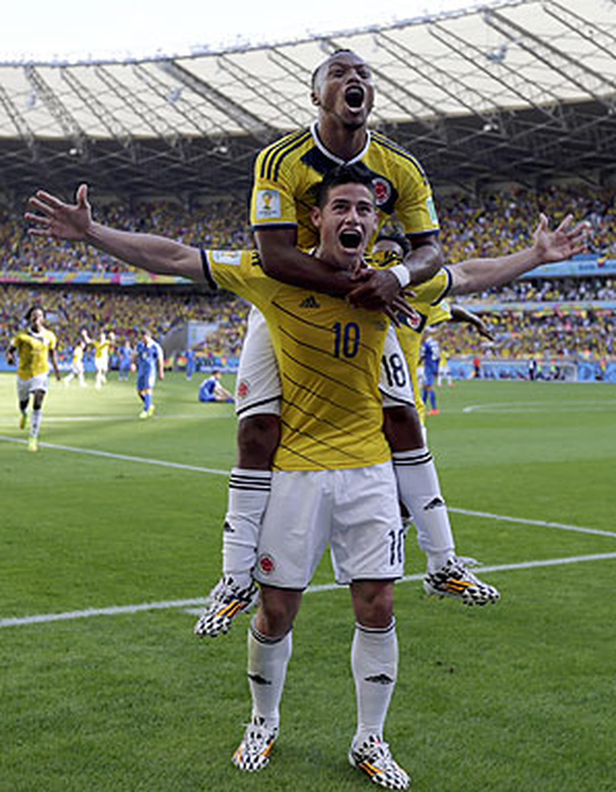 Rodríguez, con los brazos abiertos y quien anotó el tercer gol del encuentro, fue elegido como Jugador del Partido. (AP)
