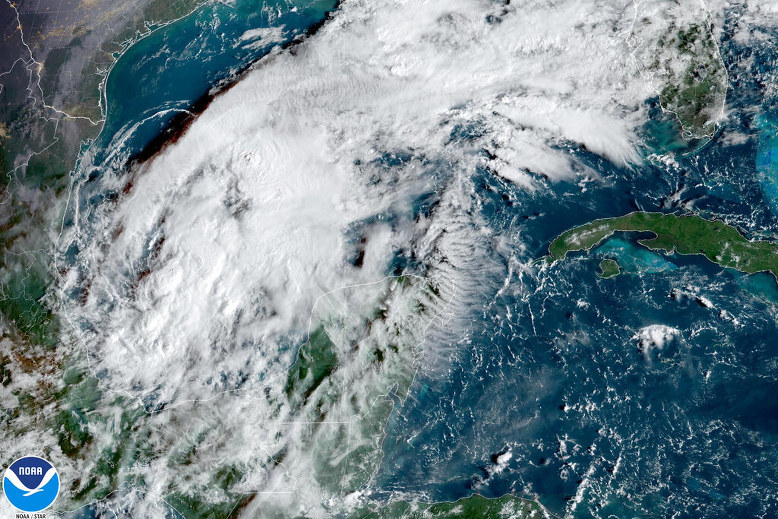 Foto satelital de la tormenta tropical Karl sobre el Golfo de México el 12 de octubre del 2022.
