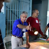 Decenas esperan por votar en escuela Gabriela Mistral