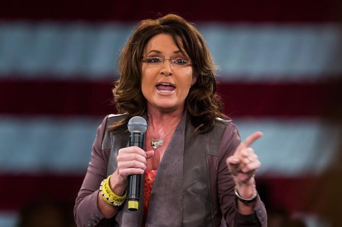Palin estaba convocada ayer para el inicio de un juicio contra el New York Times, diario al que puso una demanda por difamación, pero el caso no pudo abrirse porque ayer mismo por la mañana la exgobernadora dio positivo a las pruebas de COVID-19
