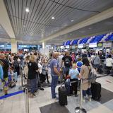 Cancelación de vuelos suman 5,000 en todo el mundo