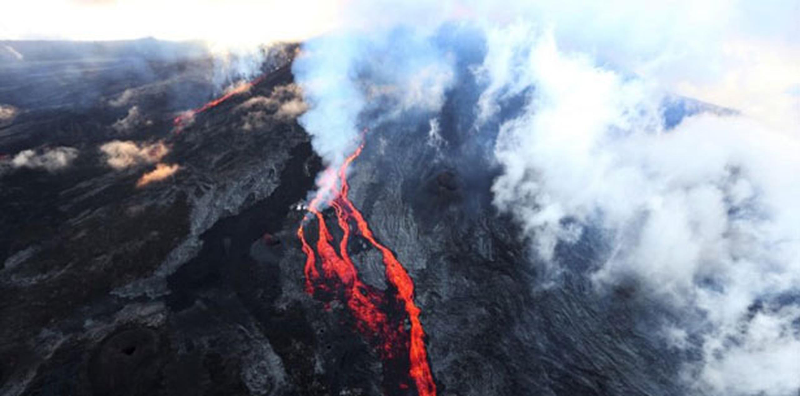 El volcán Piton de la Fournaise —Pico del Horno, en francés— tiene más de 530,000 años de edad y es uno de los más activos en el mundo, con 150 erupciones registradas desde el siglo XVII. (AFP PHOTO / RICHARD BOUHET)