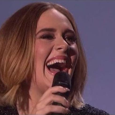 Adele olvida canción en pleno concierto