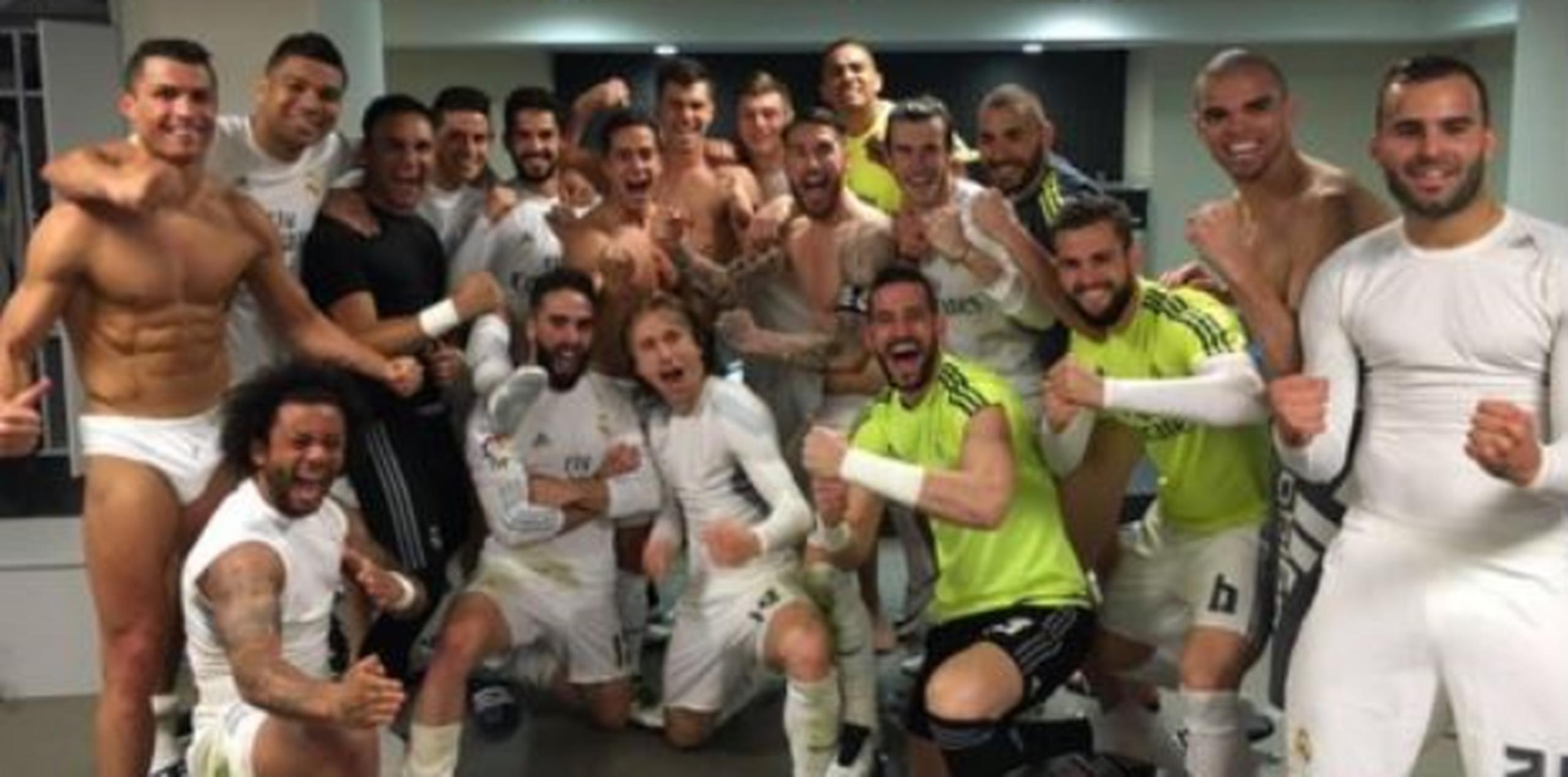 Los jugadores del Real Madrid celebran en el camerino del Camp Nou luego de su victoria ante el Barcelona. (Captura)