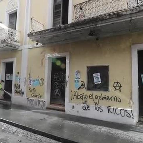 Ciudadanos arreglan con pintura grafitis en el Viejo San Juan
