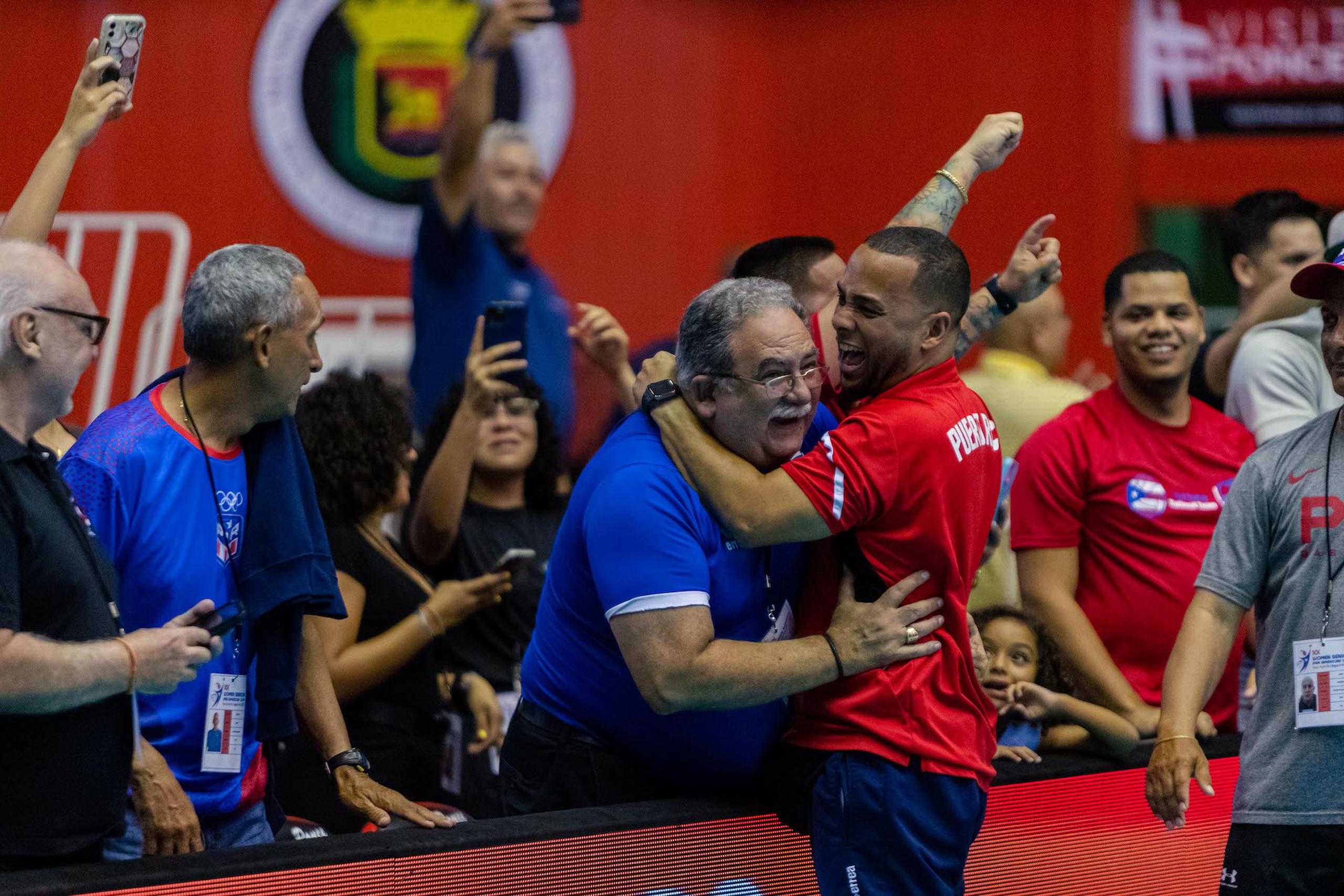 El presidente de la Federación Puertorriqueña de Voleibol, Dr. César Trabanco, celebra la victoria. (Carlos Romero, hijo)