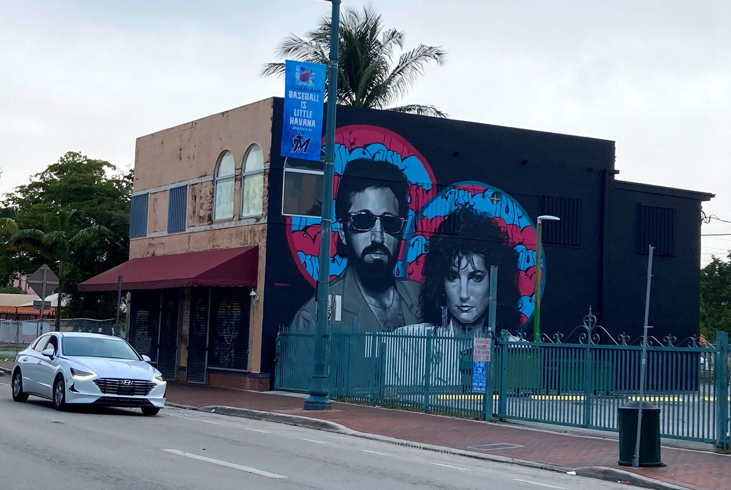 Fotografía de un mural con los rostros de Gloria, y su esposo Emilio Estefan.