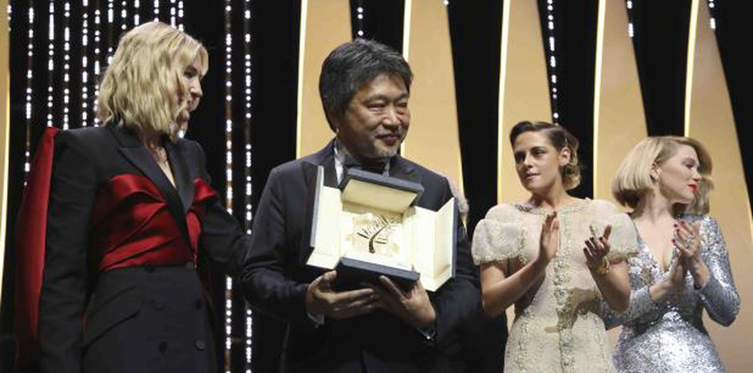 Hirokazu Kore-eda recibiendo su premio. (Vianney Le Caer / AP)