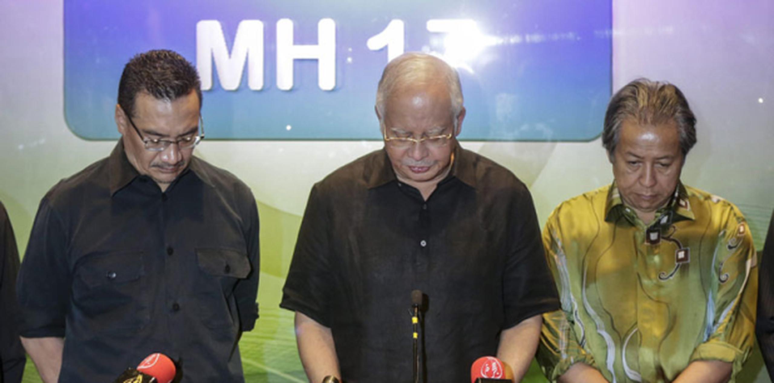 El primer ministro de Malasia, Najib Razak (en el centro), dijo que aun no se ha verificado "la causa de esta tragedia, pero debemos encontrar, y lo haremos, qué ocurrió a este vuelo". (EFE)