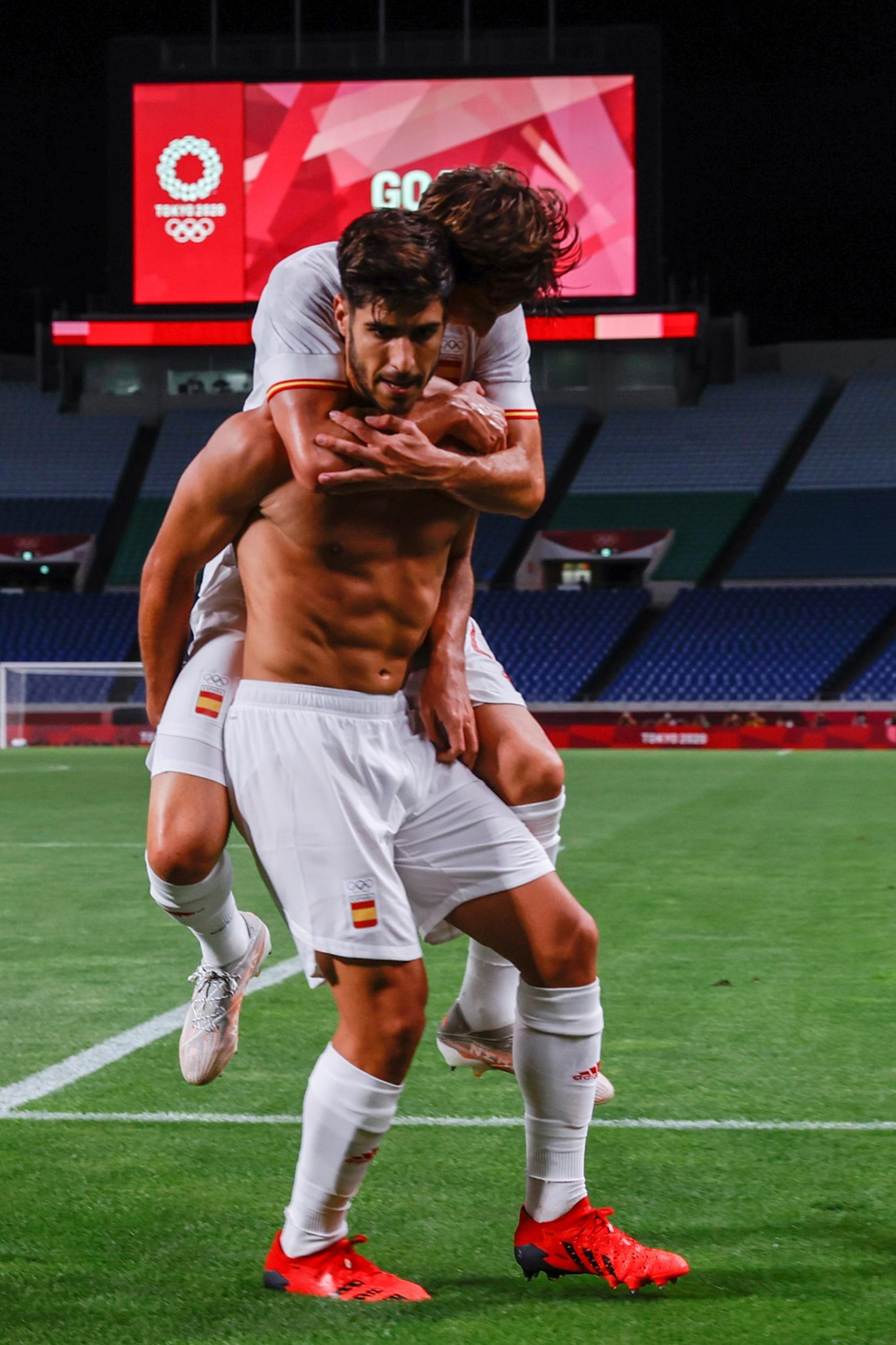 El centrocampista español Marco Asensio celebra con un compañero tras marcar el 1-0 durante el encuentro de semifinales entre las selecciones de Japón y España.