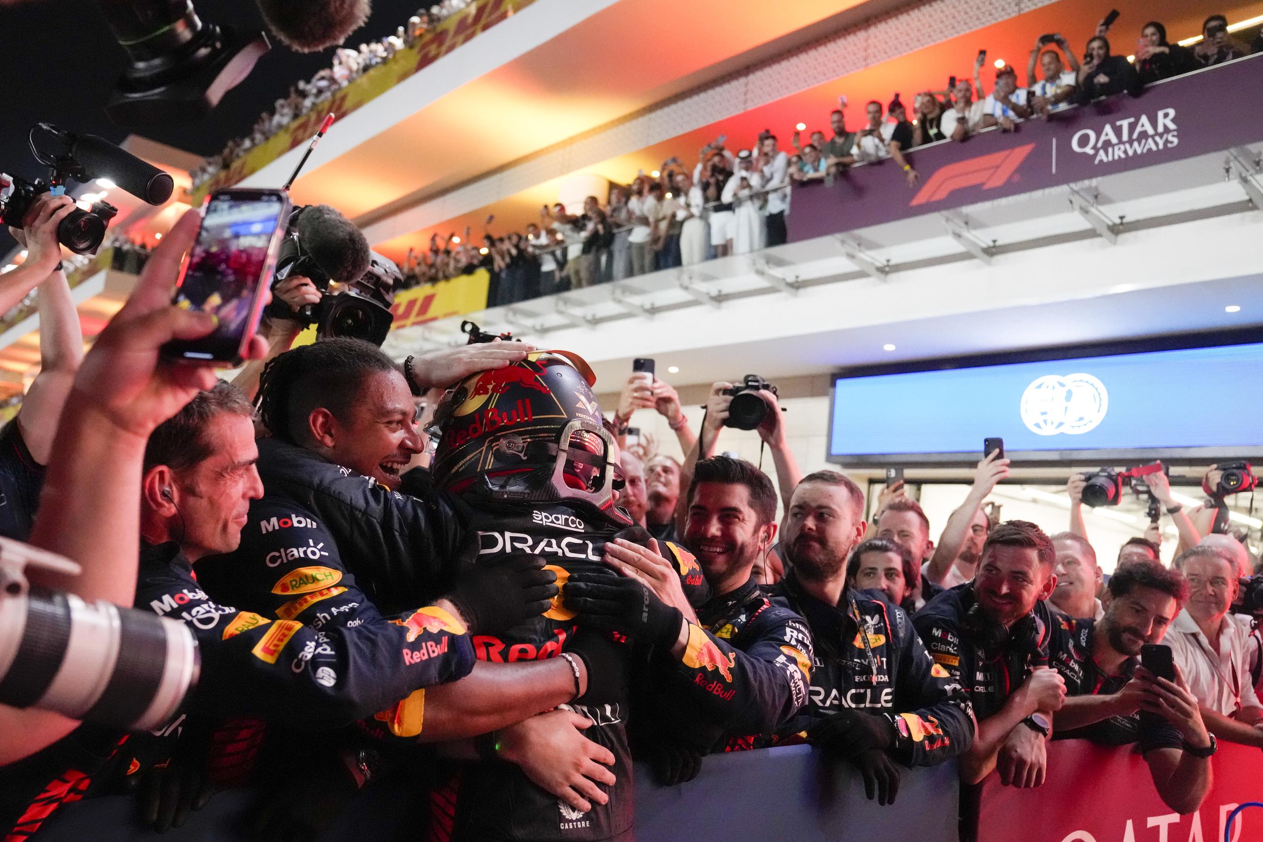 El piloto Max Verstappen celebra con su equipo Red Bull tras la victoria en el Gran Premio de Qatar, el domingo 8 de octubre de 2023, en Lusail. (AP Foto/Darko Bandic)