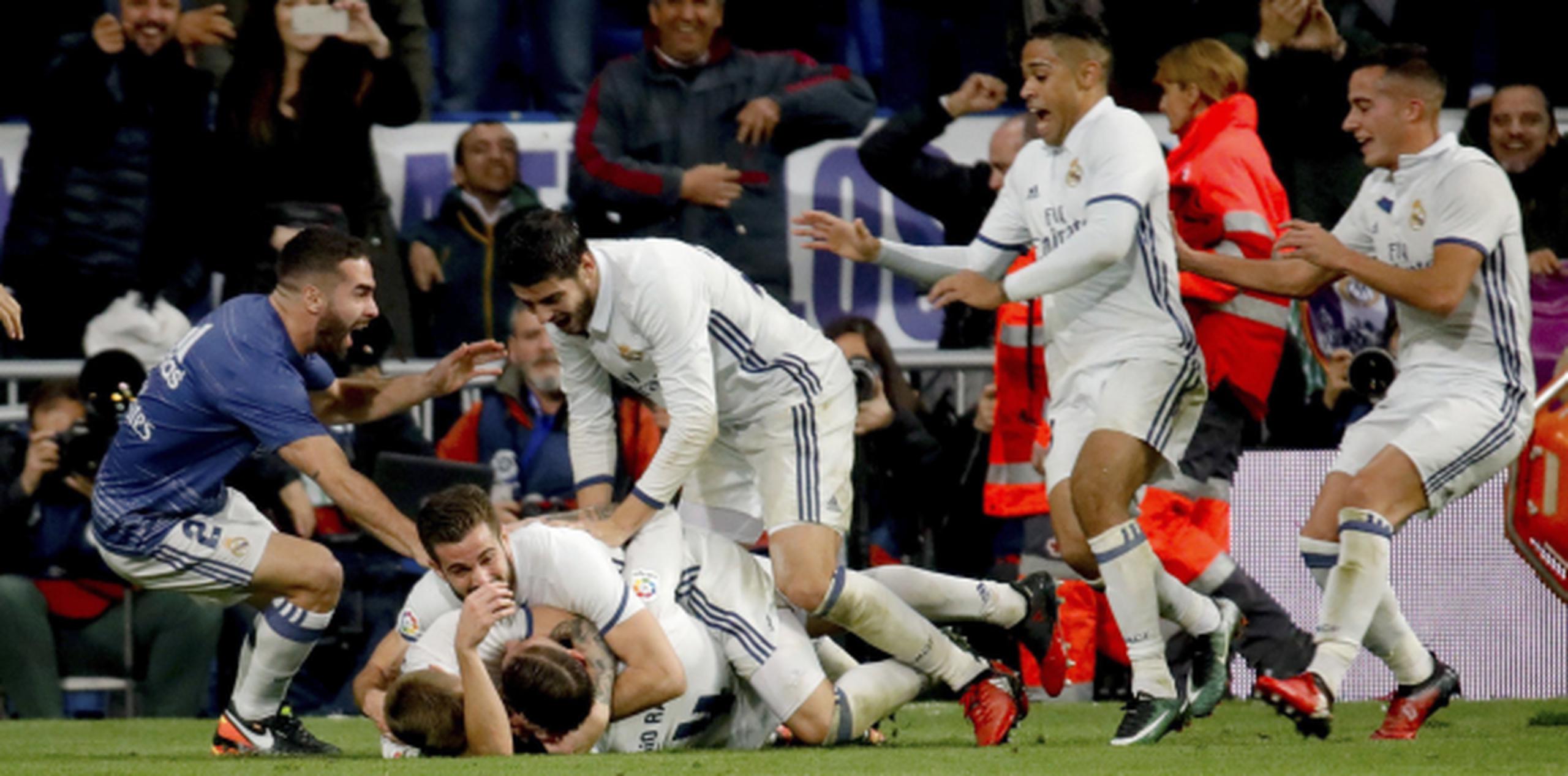El defensa del Real Madrid Sergio Ramos (en el suelo) celebra su gol, el tercero de su equipo frente al Deportivo de La Coruña. (Agencia EFE)