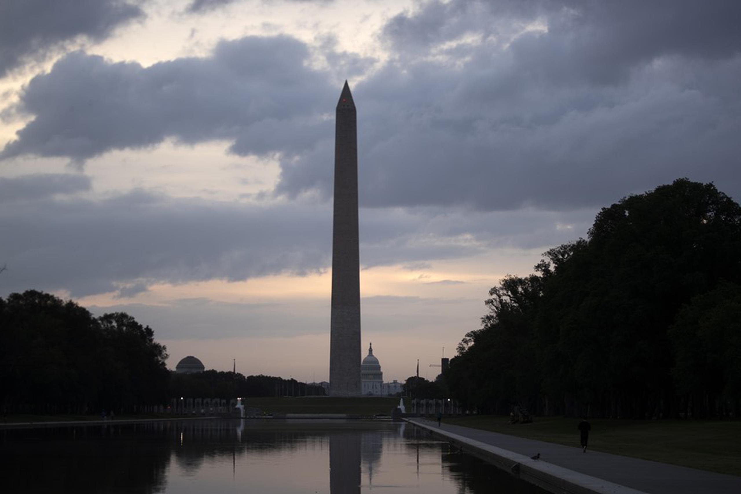El Capitolio de los Estados Unidos y el Monumento a Washington. (Archivo/EFE/EPA/MICHAEL REYNOLDS)