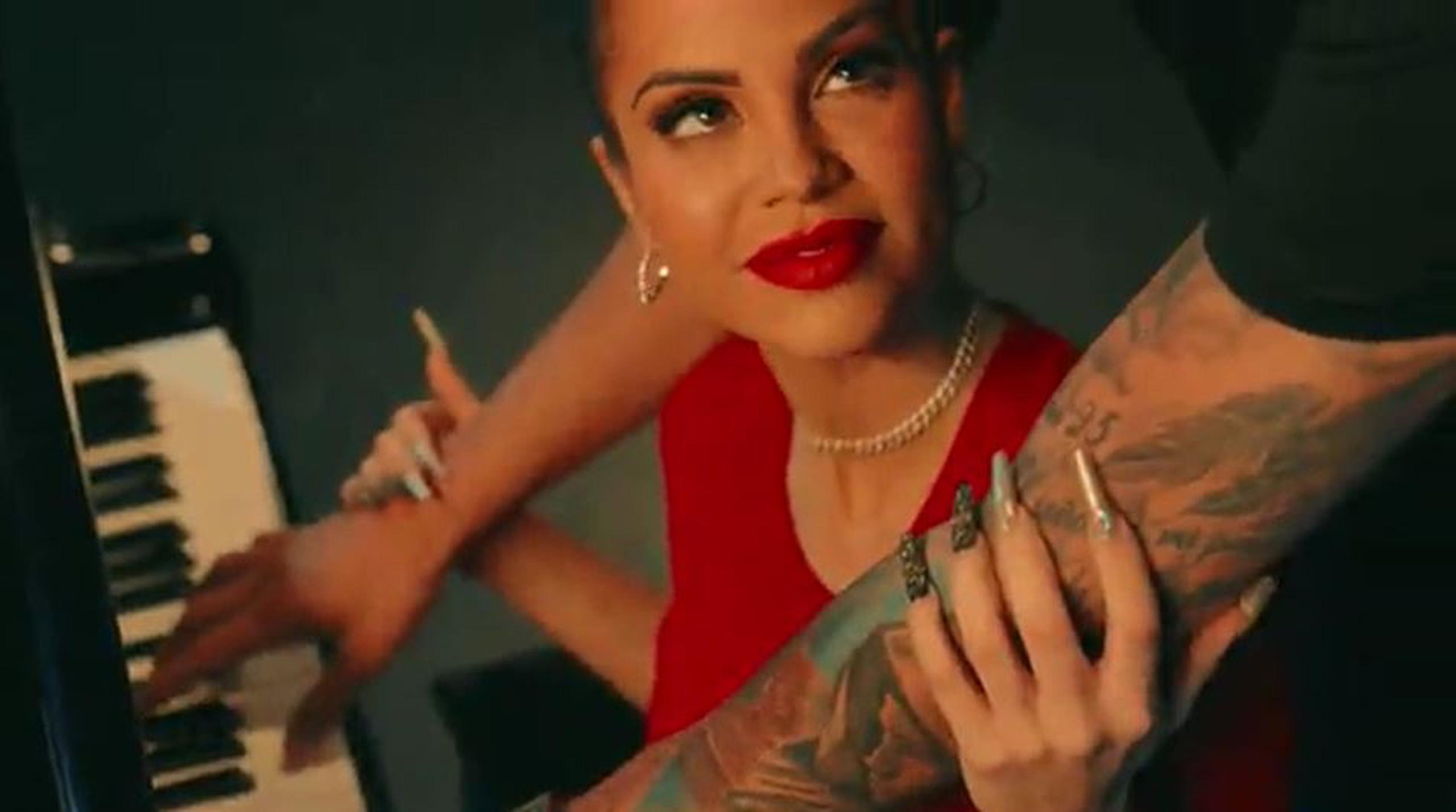 Se sospecha que los tatuajes en el brazo de quien acompaña a la intérprete urbana en el vídeo son del promotor Raphy Pina.