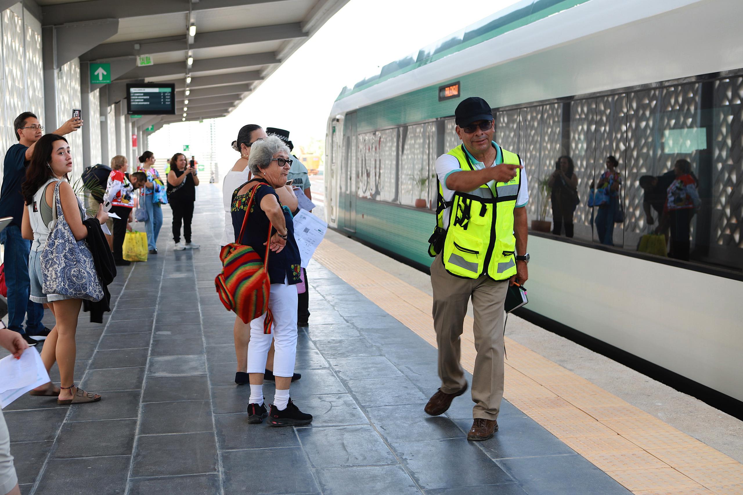 Un funcionario da instrucciones a los pasajeros abordan el Tren Maya en la estación Valladolid, el 14 de enero de 2024 en el estado de Yucatán (México). EFE/Lourdes Cruz
