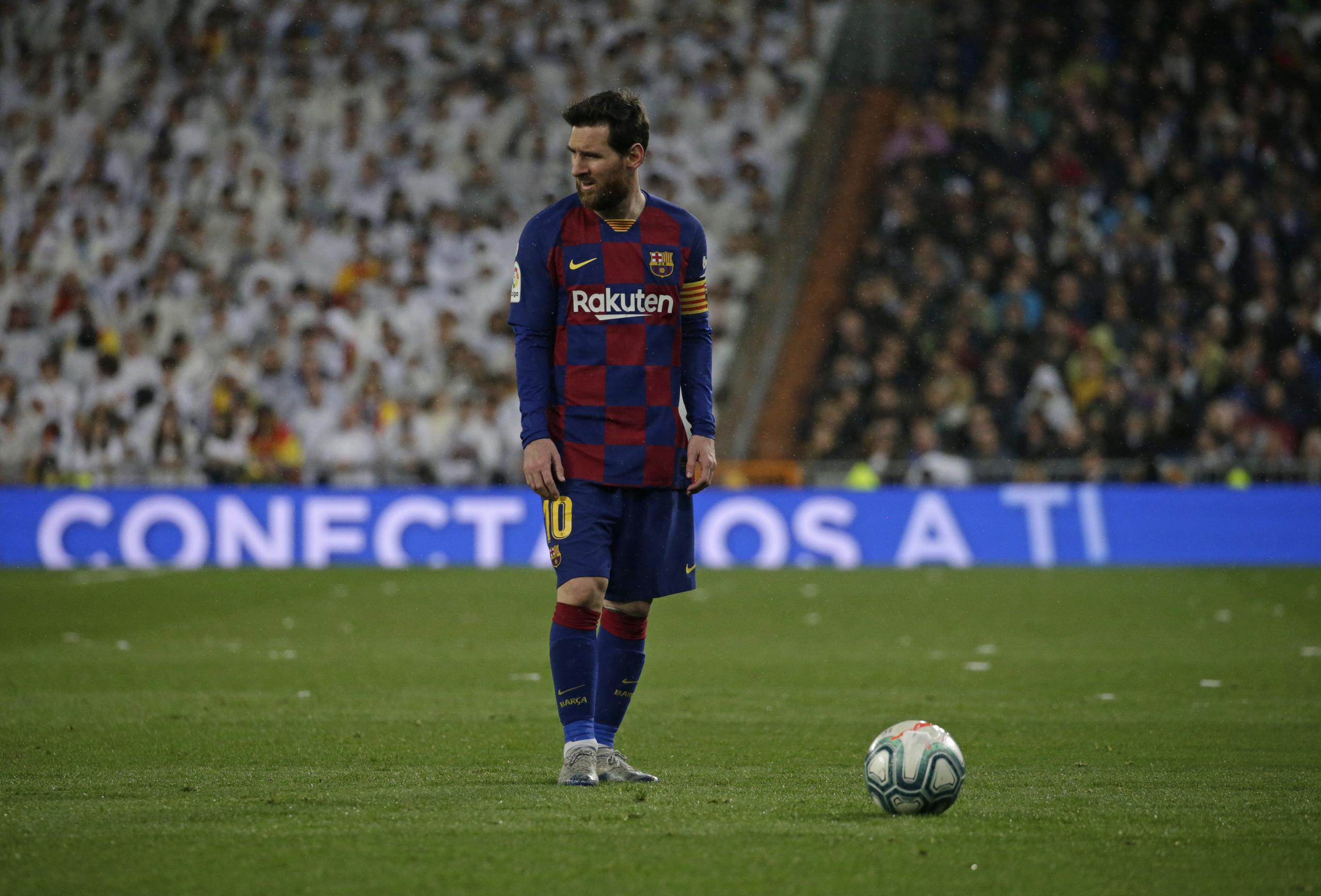 El argentino Lionel Messi juega con el onceno de Barcelona.