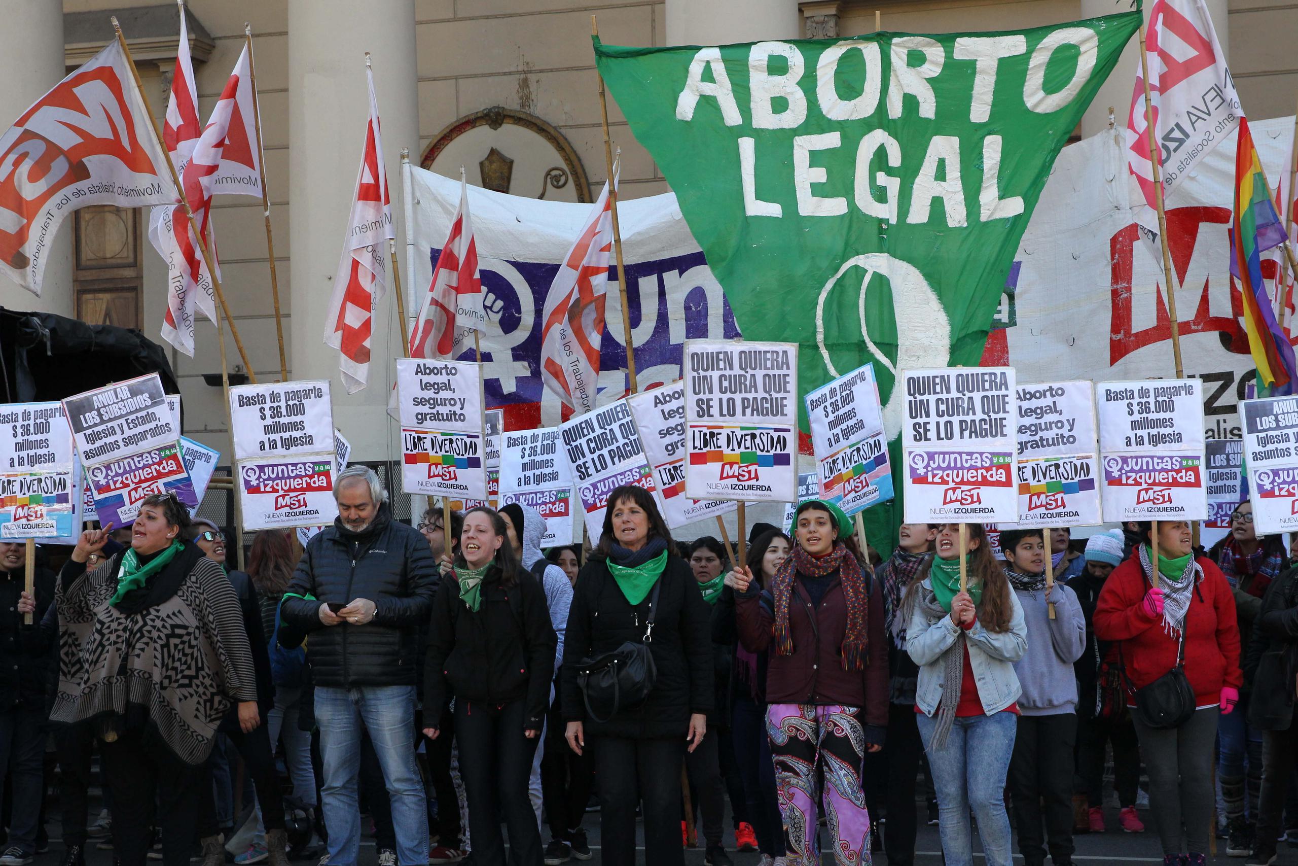 Decenas de personas participan en un "pañuelazo" verde, emblema de la lucha por la legalización del aborto en Argentina.