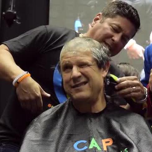 Raymond Arrieta afeita al presidente de Telemundo