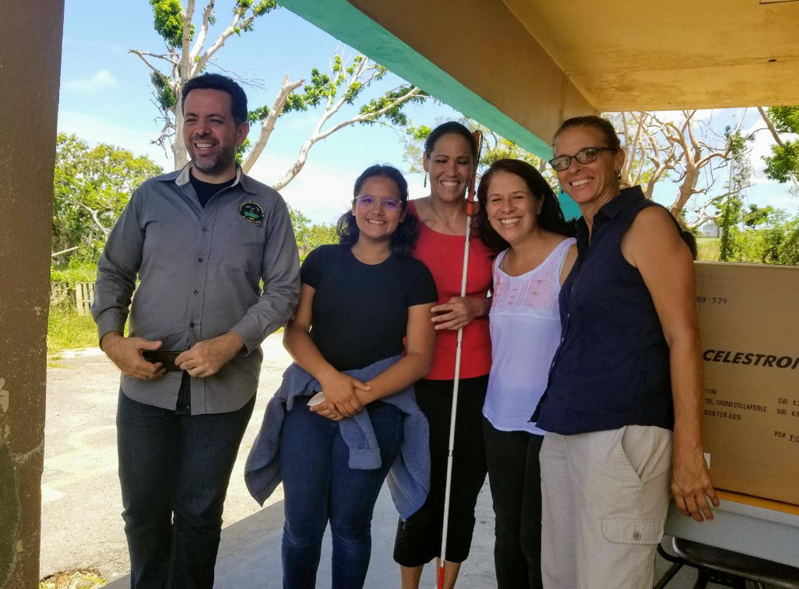 Siempre que puede, la Dra. Wanda Liz Díaz Merced participa de actividades en la Isla. En esta imagen, junto al profesor Juan Villafañe, de la Sociedad de Astronomía de Puerto Rico, durante la visita y entrega de telescopios en la Escuela Adrienne Serrano de Vieques.