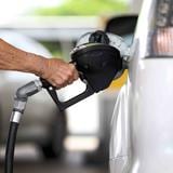 Biden advierte a gasolineras que no suban los precios: “No se aprovechen”