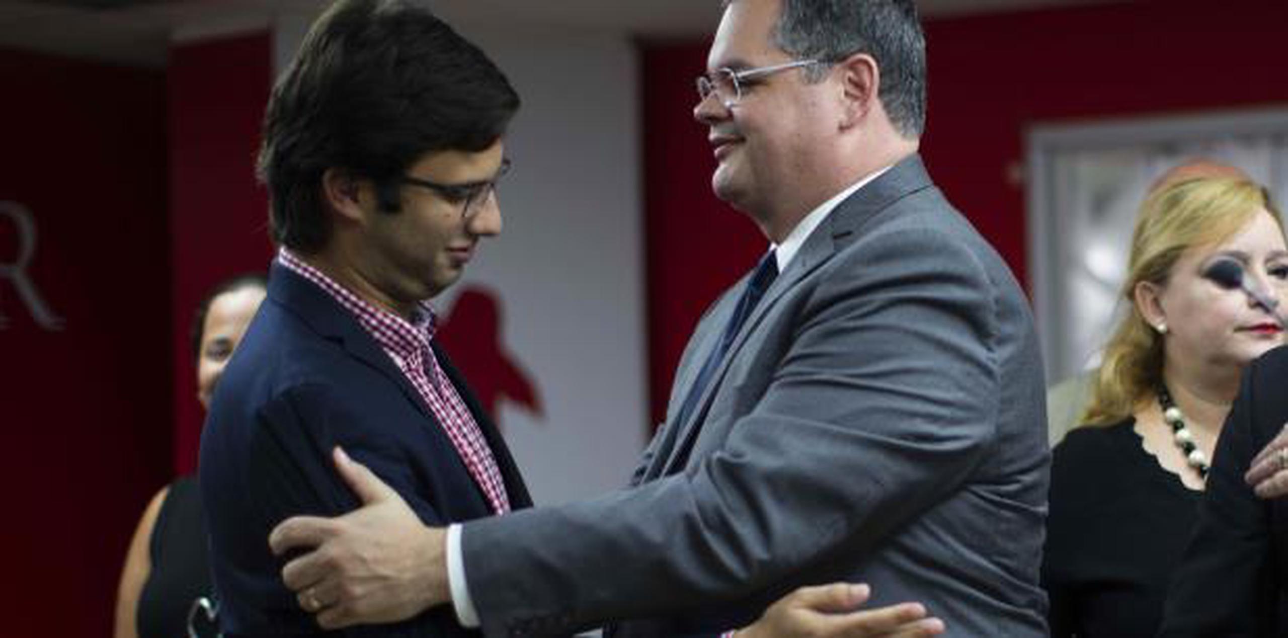 Héctor Enrique Ferrer es abrazado por Aníbal José Torres hoy en la sede del PPD. (tonito.zayas@gfrmedia.com)