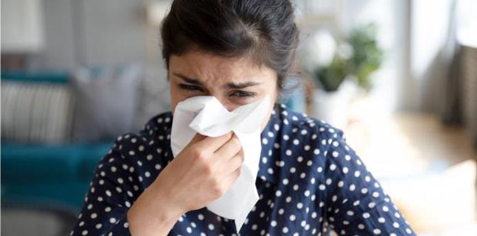 Una persona contagiada por el virus puede enfermar a todas las personas que estén cerca de ella. (Shutterstock)