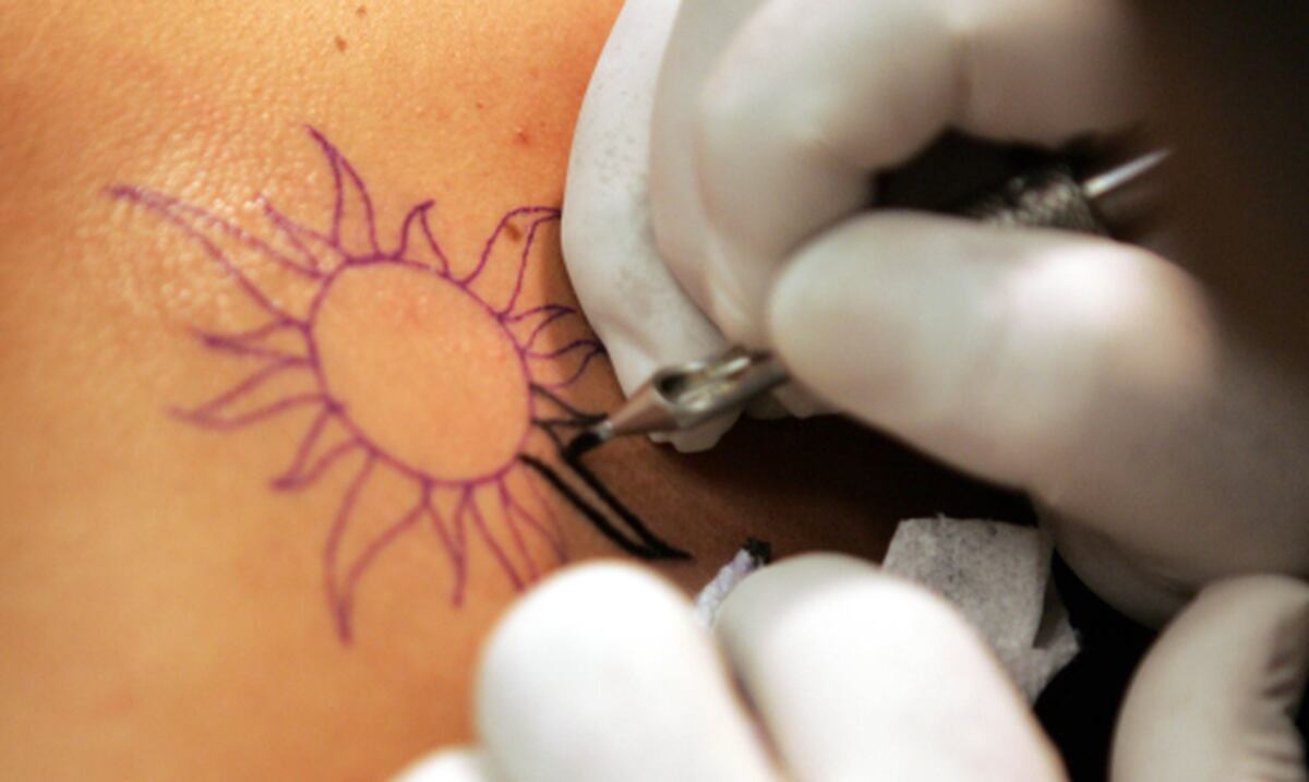 Mujeres Con Tatuajes En La Espalda Baja Son Mas Faciles Primera Hora Siguiendo con otro tatuaje de la molécula de adn, este chico de verdad pensó en uno muy original, ya que se encuentra en el centro de la espalda justo por donde pasa toda la columna vertebral. mujeres con tatuajes en la espalda baja