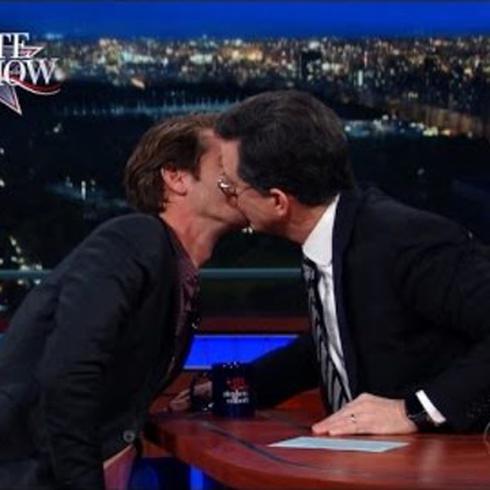 Andrew Garfield explica su beso con Ryan Reynolds