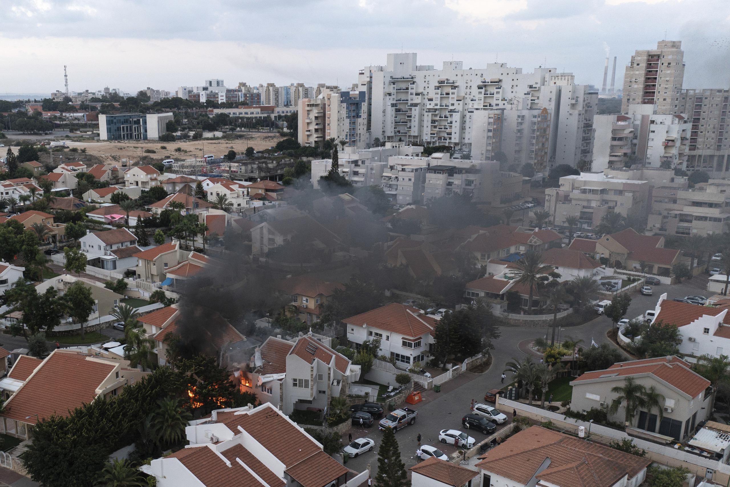 Una nube del humo señala el lugar donde un proyectil disparado desde la Franja de Gaza alcanzó una vivienda en Ashkelon, en el sur de Israel.