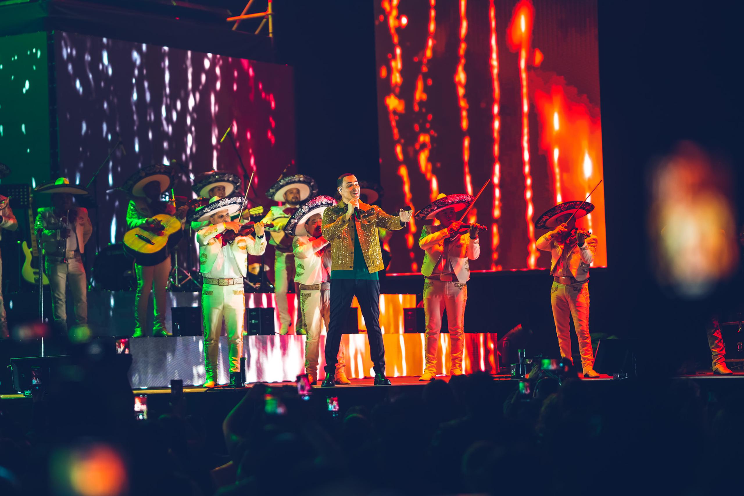 Como parte del espectáculo en Ciudad México, Víctor Manuelle estuvo acompañado del Mariachi Internacional México de Noche para interpretar los temas "Poco hombre" y "Volverás".