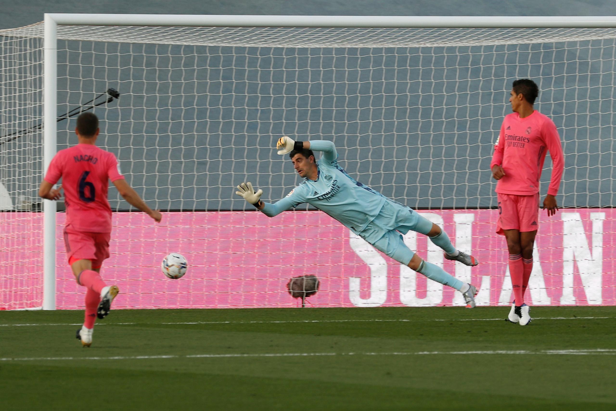 El portero del Real Madrid, Courtois, trata de detener el lanzamiento de Lozano durante el partido de La Liga el sábado.