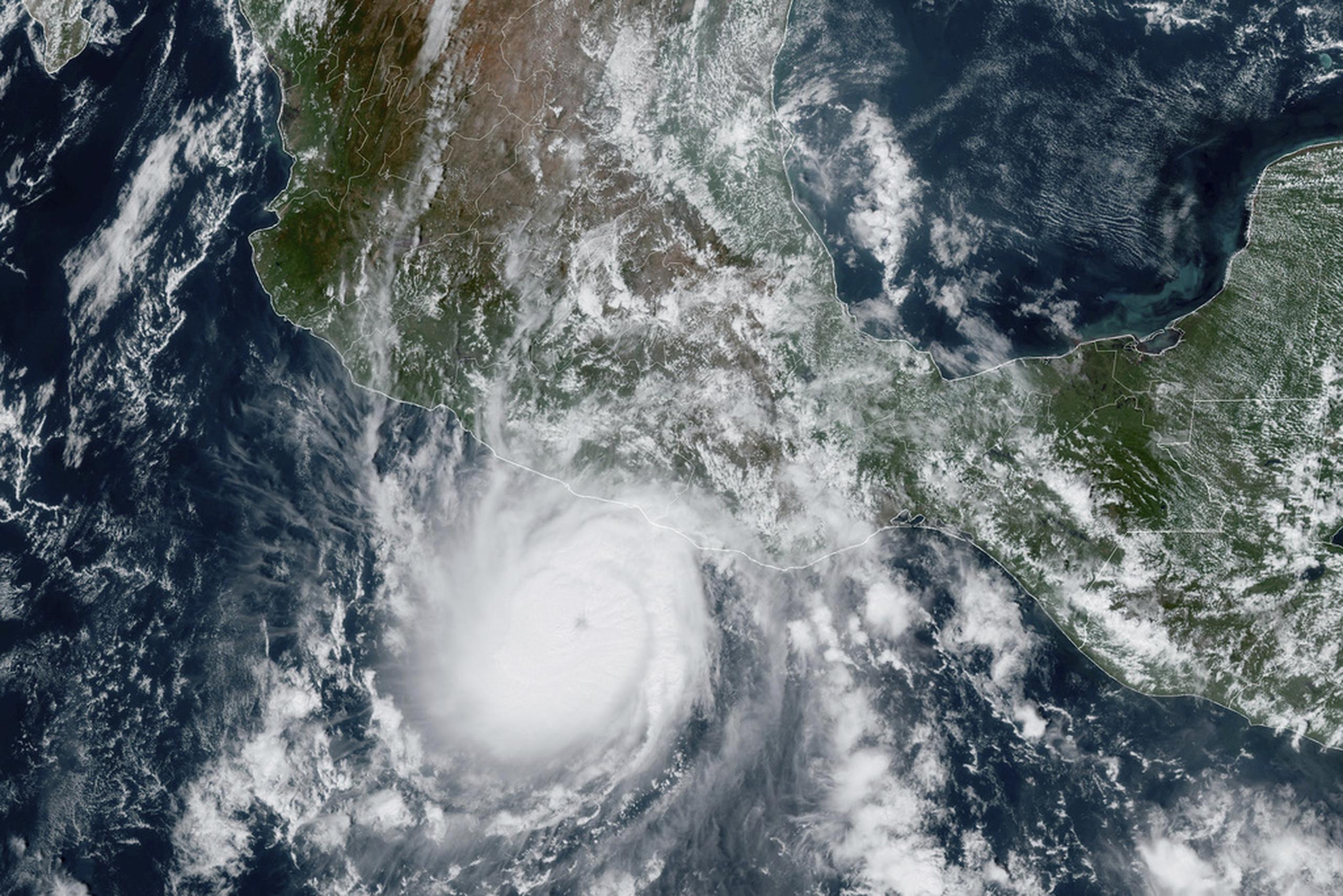 El huracán Otis acercándose a la costa del Pacífico de México, cerca de Acapulco, el 24 de octubre de 2023.