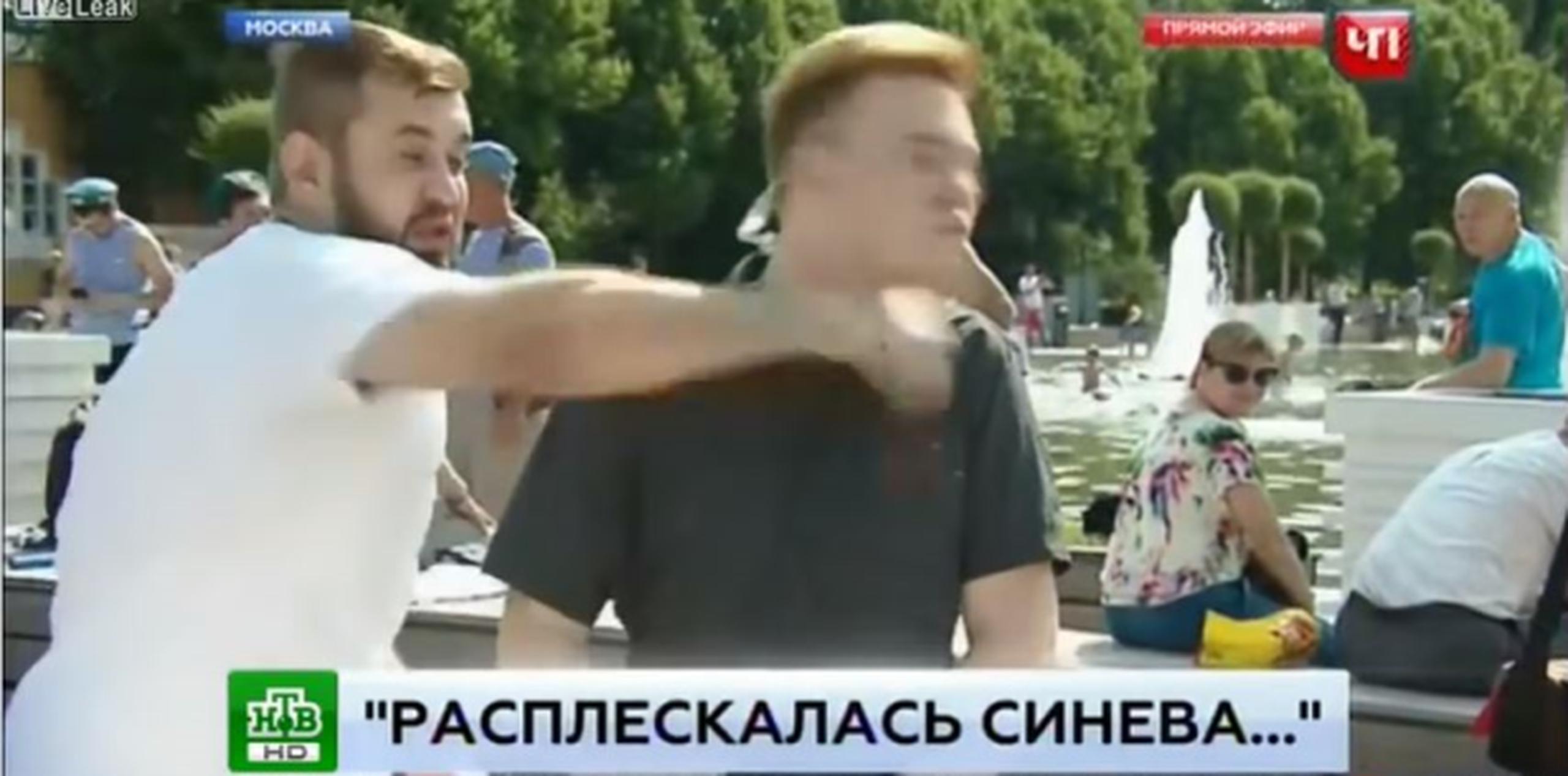 Al periodista no le fue nada bien en su transmisión en vivo sobre una tradicional celebración rusa. (Captura/YouTube)