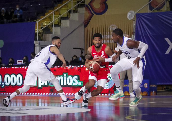 Jezreel de Jesús ataca contra Cuba en la primera mitad del partido de este lunes como parte de la primera ventana FIBA clasificatoria para Filipinas 2023.