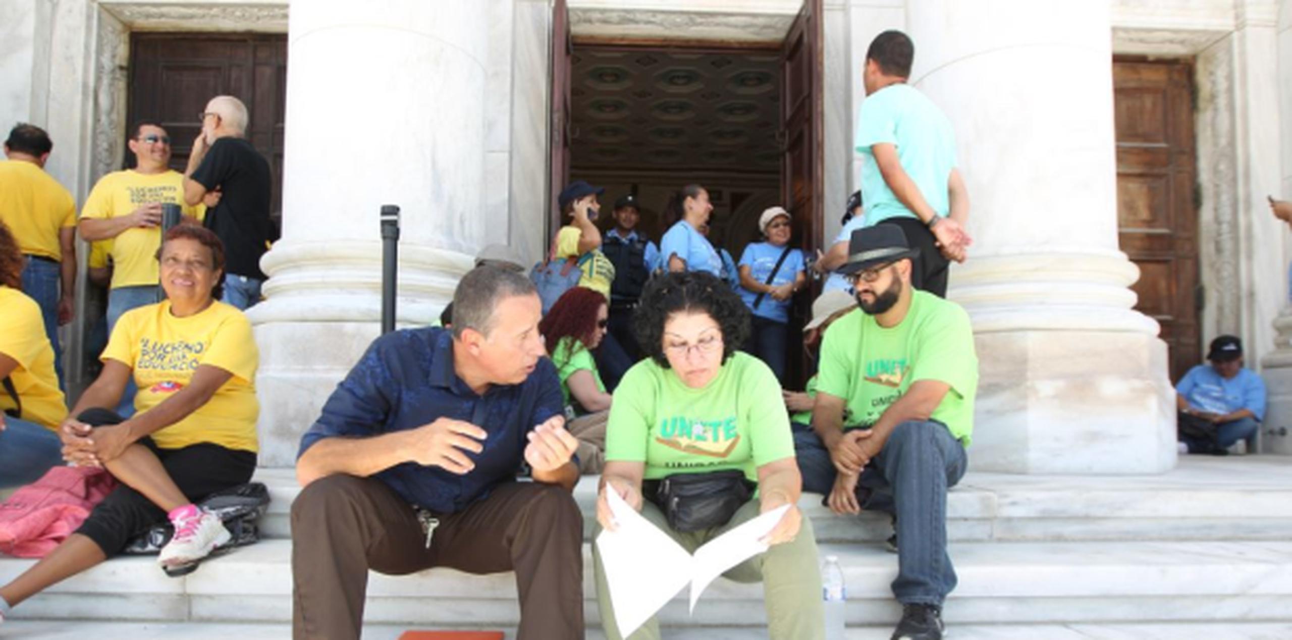 La visita de ese grupo de maestros al Capitolio era con la intención de reunirse con la representante Brenda López de Ararrás. (alex.figueroa@gfrmedia.com)
