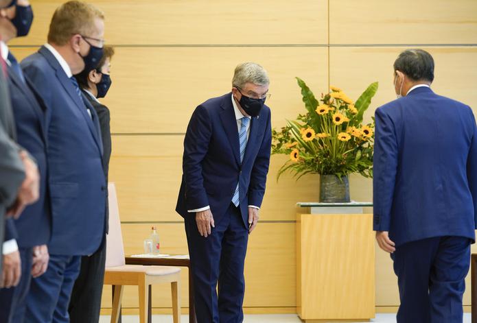 El presidente del Comité Olímpico Internacional, Thomas Bach, se inclina ante el primer ministro de Japón, Yoshihide Suga, durante su visita en la residencia oficial del primer ministro en Tokio, el 14 de julio de 2021.