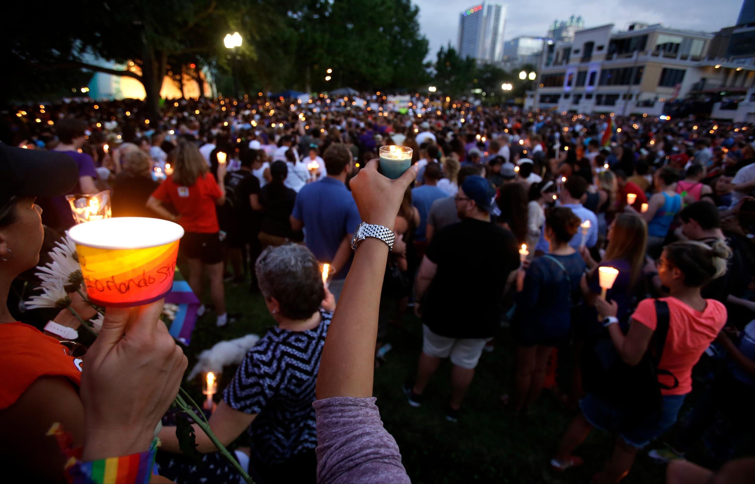 Miles asistieron a una vigilia celebrada anoche en el parque de Lake Eola, Orlando. (AP)