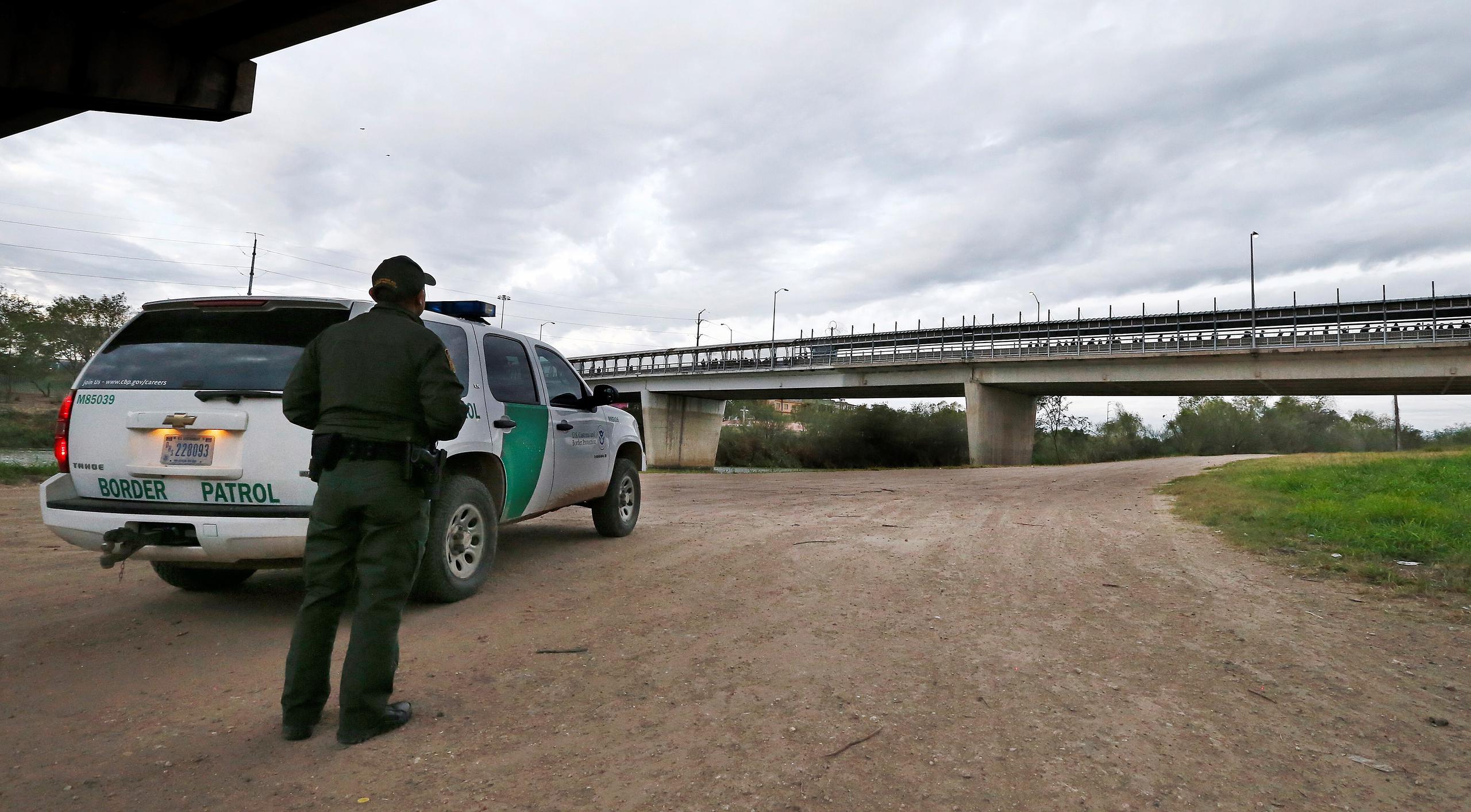Un agente de la Patrulla Fronteriza observa desde una carretera frente a México cerca de McAllen, Texas, EE. UU. EFE / Larry W. Smith / Archivo
