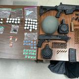 Ocupan armas ilegales, drogas y un casco balístico en residencia de Cupey