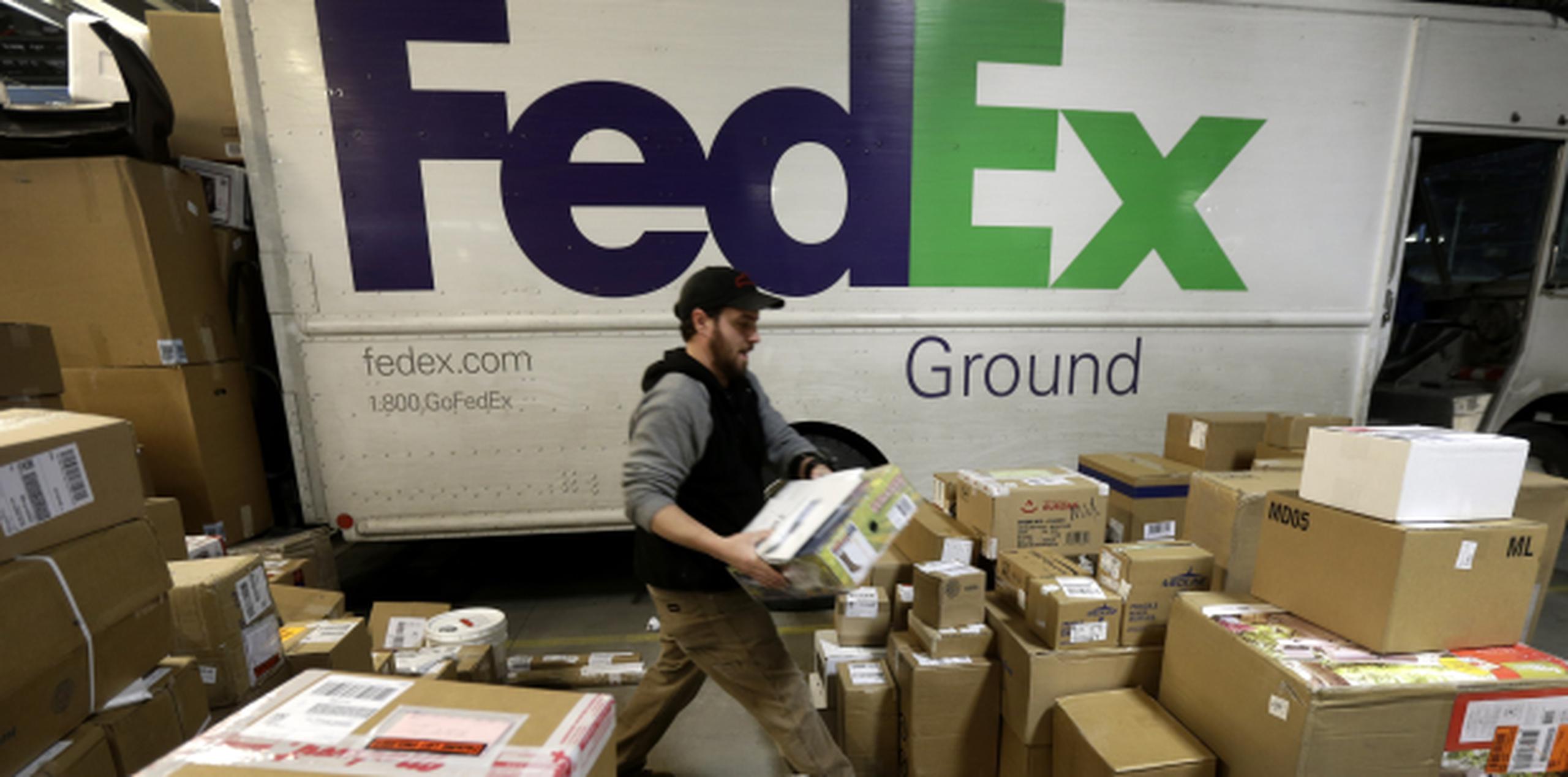 Entre el 28 de noviembre y el 25 de diciembre, FedEx hizo 275 millones de envíos. (AP)