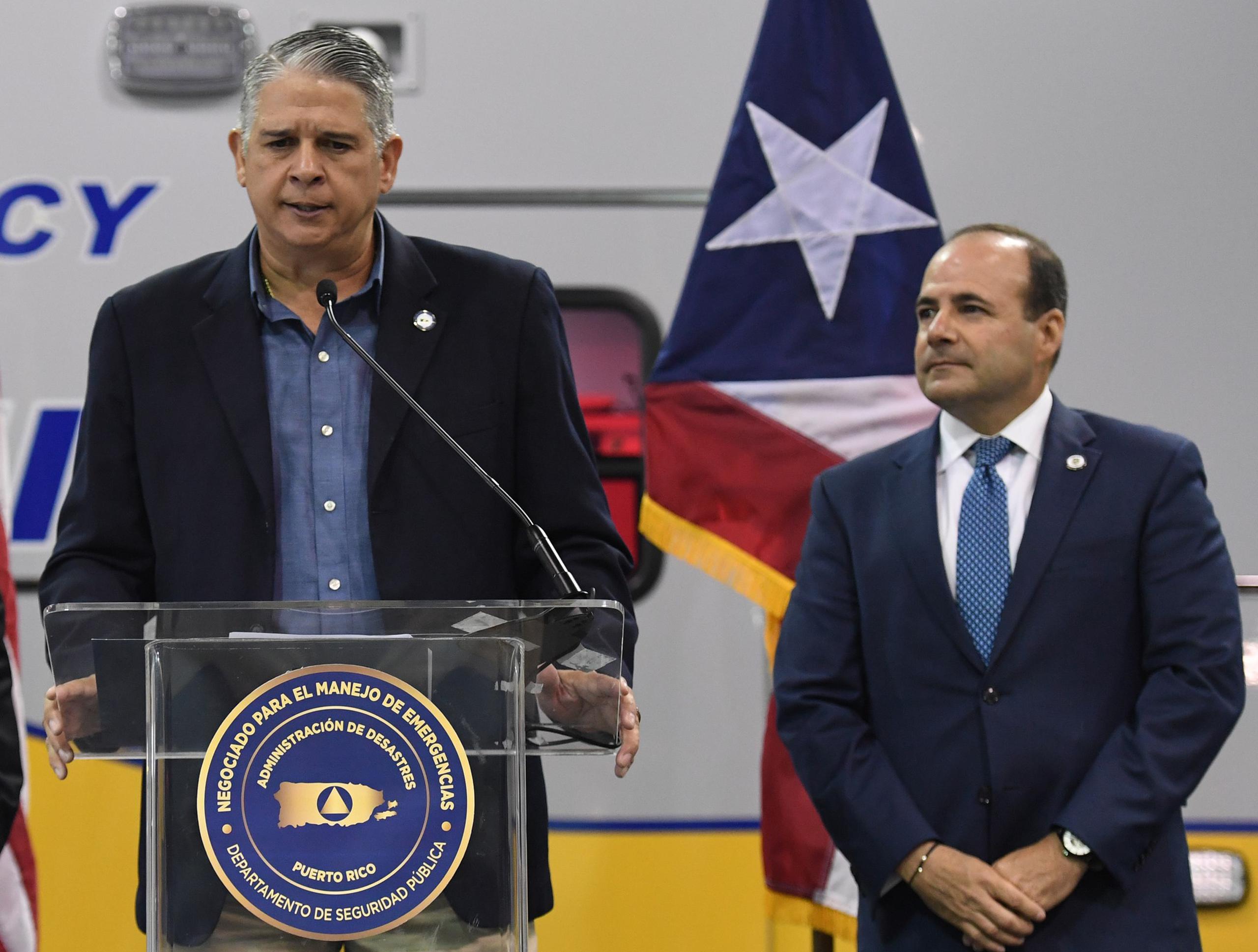 Carlos Acevedo, el entonces comisionado del Negociado de Manejo de Emergencias y Administración de Desastres, junto al secretario del Departamento de Estado, Elmer Román.