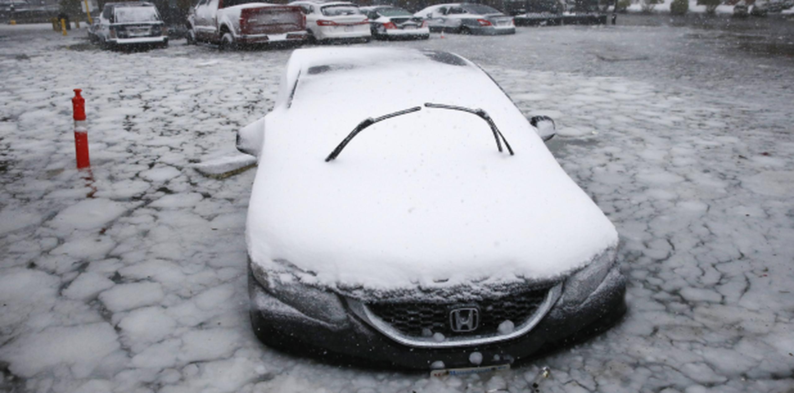 Un auto rodeado de agua y nieve en Boston. (AP / Michael Dwyer)